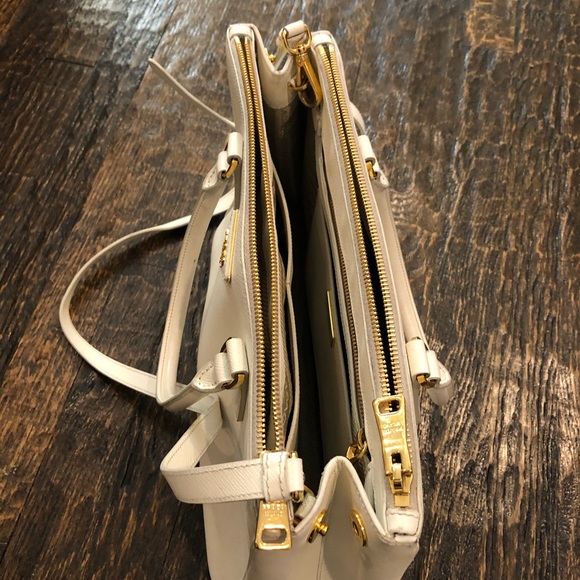 Prada bag - Picture 2 of 5